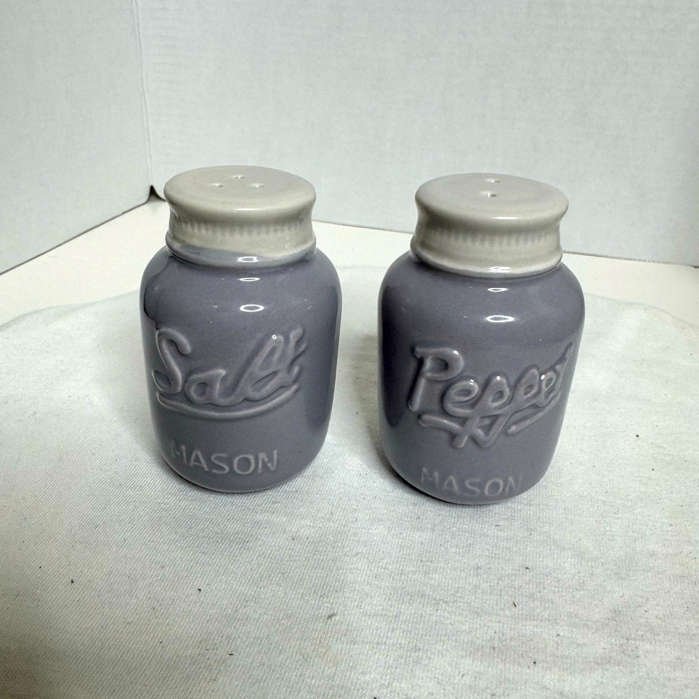 Set of Gray Ceramic Mason Jar Salt & Pepper Shakers. (B)
